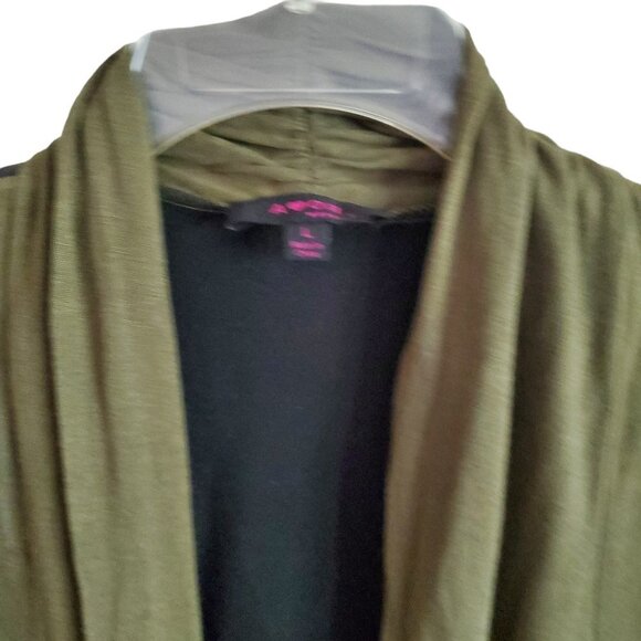 Open Water Fall Cardigan Vest in Olive Green - Picture 4 of 9